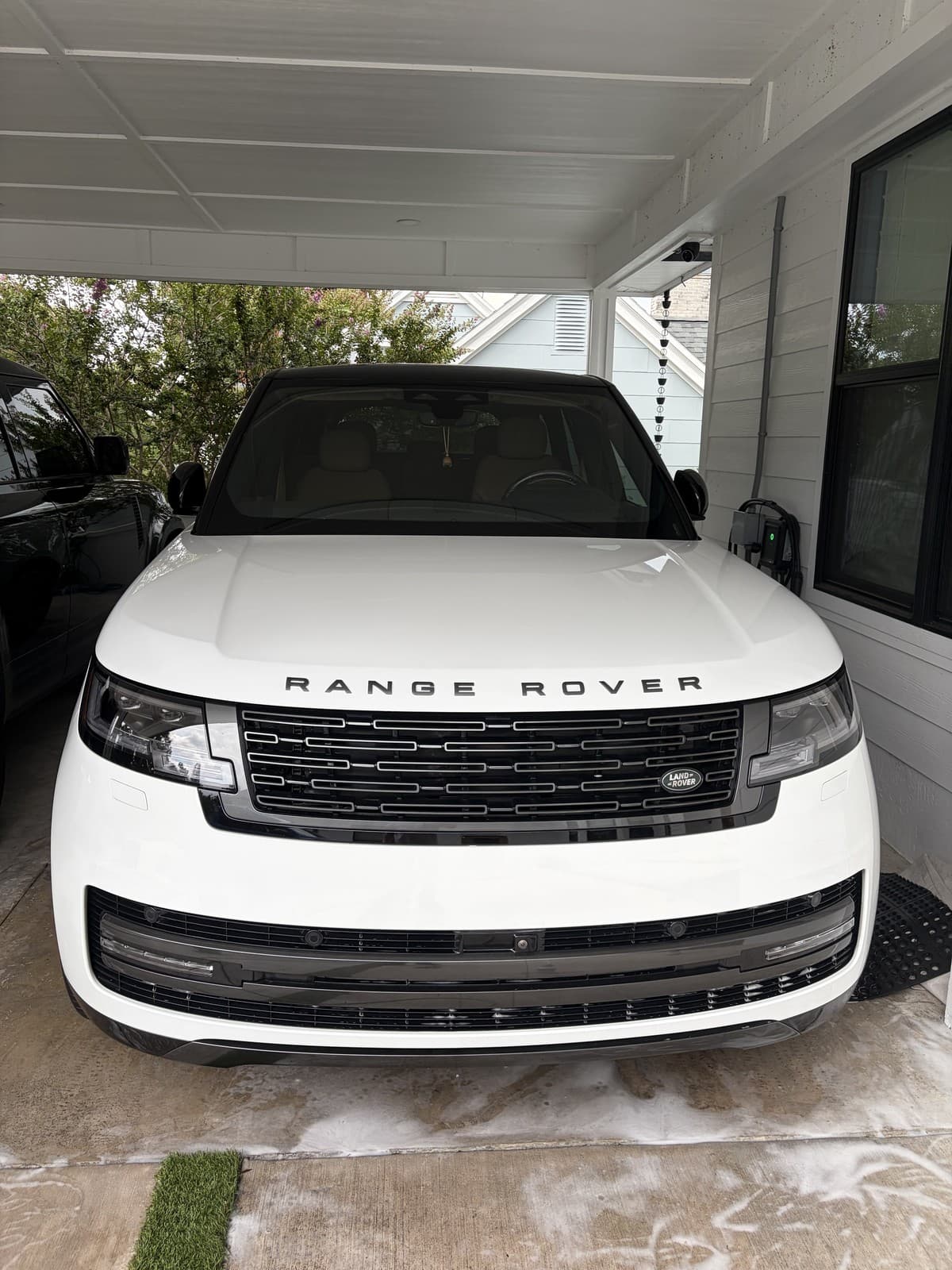 Exterior Detail — Range Rover White